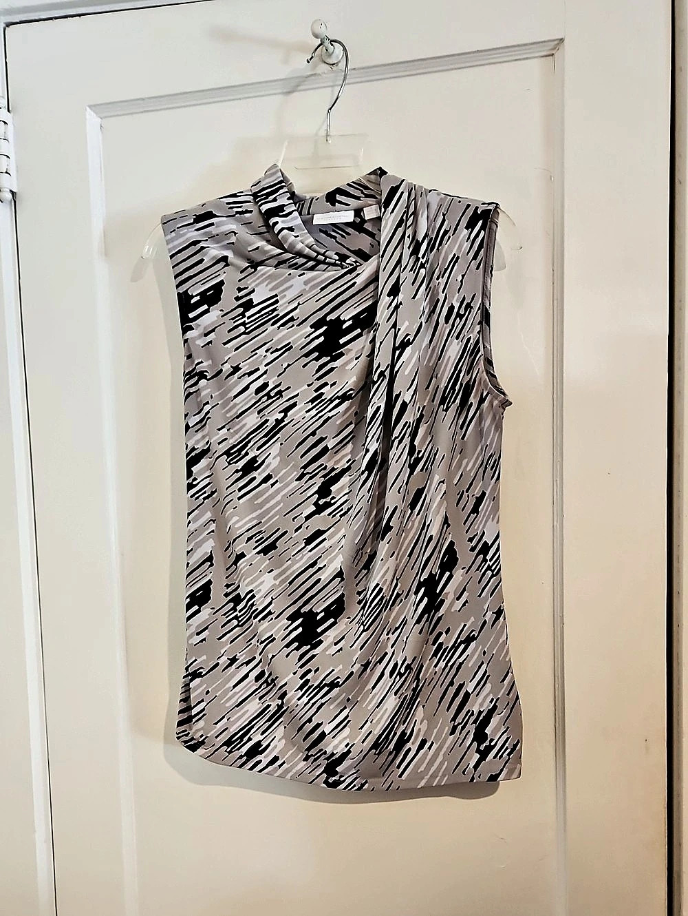 New York & Company Abstract Print Blouse in Gray & Black Like New Size Small